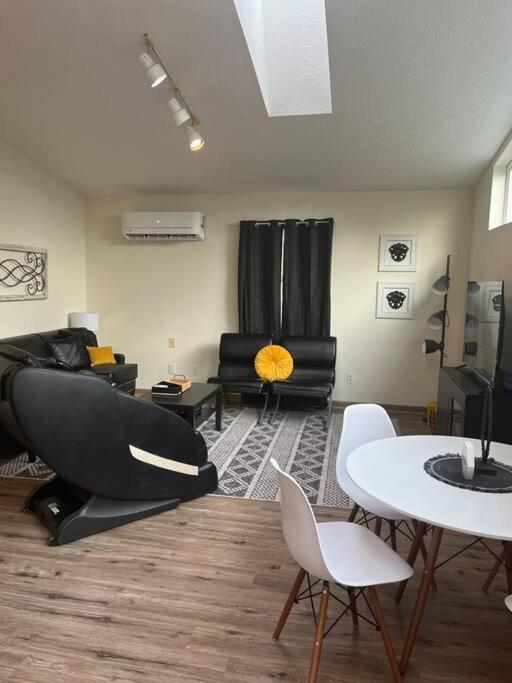 Paradise Oasis Near Lake *Full Body Massage Chair* 朗维尤 外观 照片